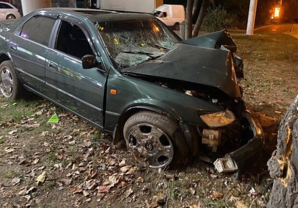 Ночью в Одессе авто влетело в дерево на АЗС: есть пострадавшие 