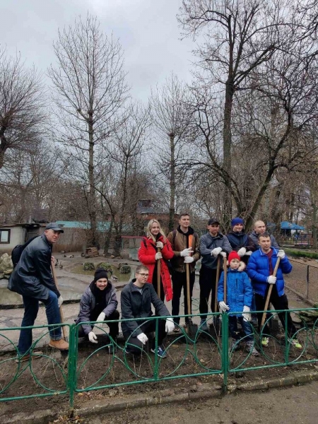 В Одесском зоопарке посадили сосны, можжевельник и гортензии 