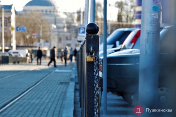 Спустя 20 месяцев Новощепной ряд снова можно проехать насквозь, но с парковкой — проблемы. Фото Спустя 20 месяцев Новощепной ряд снова можно проехать насквозь, но с парковкой — проблемы. Фото