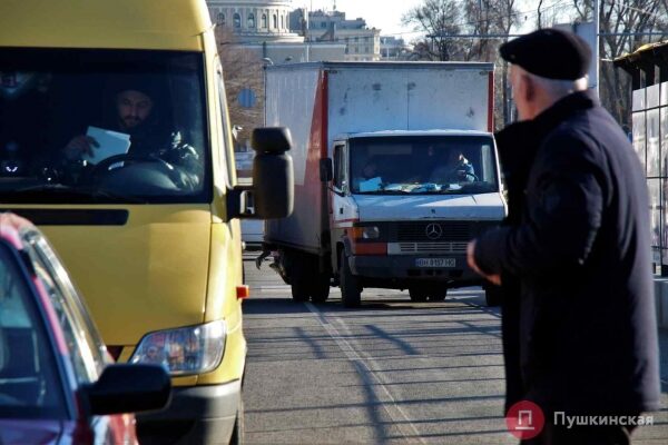 Спустя 20 месяцев Новощепной ряд снова можно проехать насквозь, но с парковкой — проблемы. Фото Спустя 20 месяцев Новощепной ряд снова можно проехать насквозь, но с парковкой — проблемы. Фото