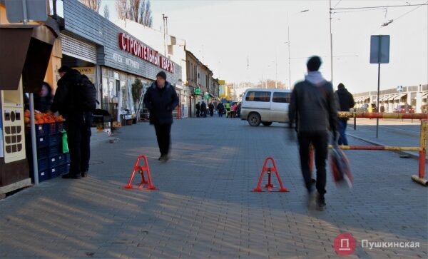 Спустя 20 месяцев Новощепной ряд снова можно проехать насквозь, но с парковкой — проблемы. Фото Спустя 20 месяцев Новощепной ряд снова можно проехать насквозь, но с парковкой — проблемы. Фото