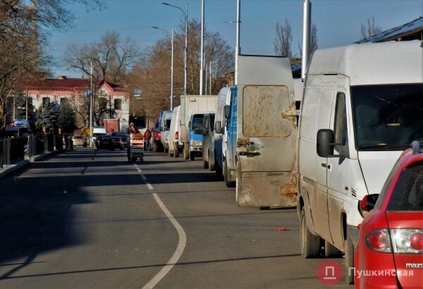 Спустя 20 месяцев Новощепной ряд снова можно проехать насквозь, но с парковкой — проблемы. Фото Спустя 20 месяцев Новощепной ряд снова можно проехать насквозь, но с парковкой — проблемы. Фото