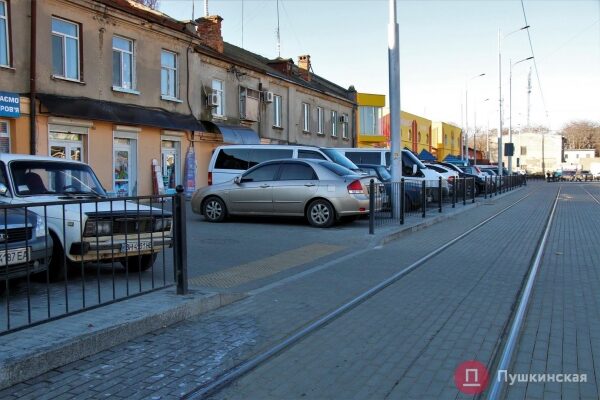 Спустя 20 месяцев Новощепной ряд снова можно проехать насквозь, но с парковкой — проблемы. Фото Спустя 20 месяцев Новощепной ряд снова можно проехать насквозь, но с парковкой — проблемы. Фото