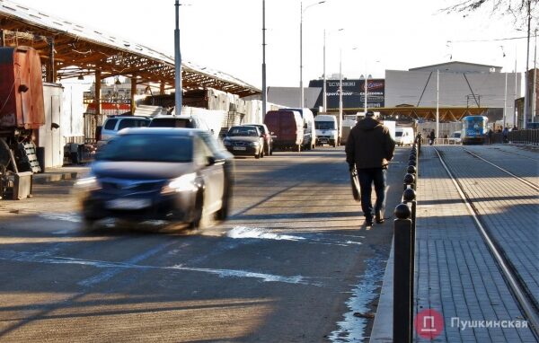 Спустя 20 месяцев Новощепной ряд снова можно проехать насквозь, но с парковкой — проблемы. Фото Спустя 20 месяцев Новощепной ряд снова можно проехать насквозь, но с парковкой — проблемы. Фото