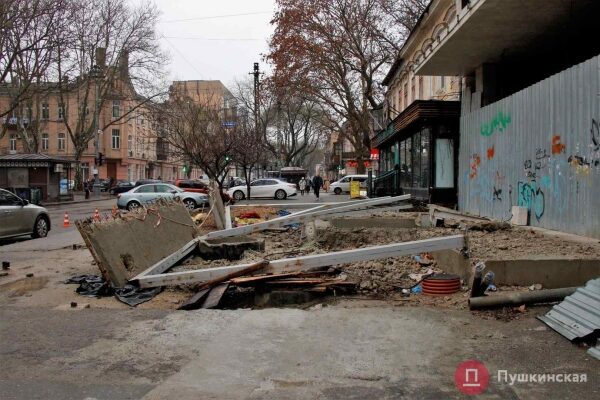 Заваленный строительным хламом тротуар в центре Одессы пообещали привести в порядок: сроки Заваленный строительным хламом тротуар в центре Одессы пообещали привести в порядок: сроки