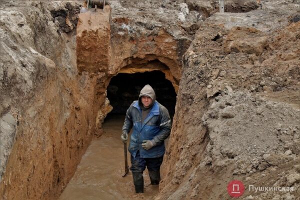 Как продвигается капремонт перекрестка у &laquo;Привоза&raquo;: старинный коллектор укрепляют пластмассой. Фото