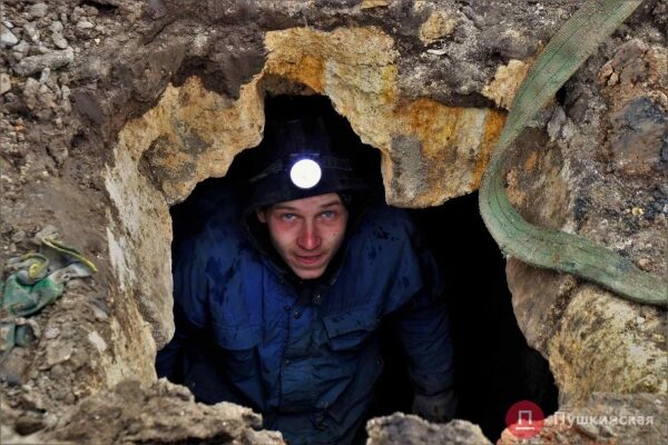 Как продвигается капремонт перекрестка у &laquo;Привоза&raquo;: старинный коллектор укрепляют пластмассой. Фото