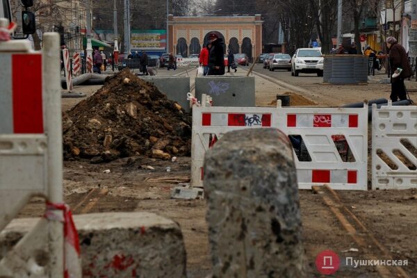 Как продвигается капремонт перекрестка у &laquo;Привоза&raquo;: старинный коллектор укрепляют пластмассой. Фото