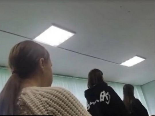 Восьмикласниця у Криму демонстративно не встала на уроці під час виконання гімну росії