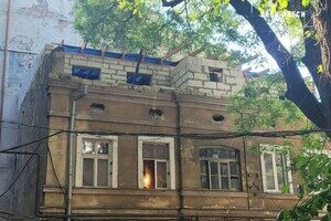 В центре Одессы сносят незаконный этаж 
