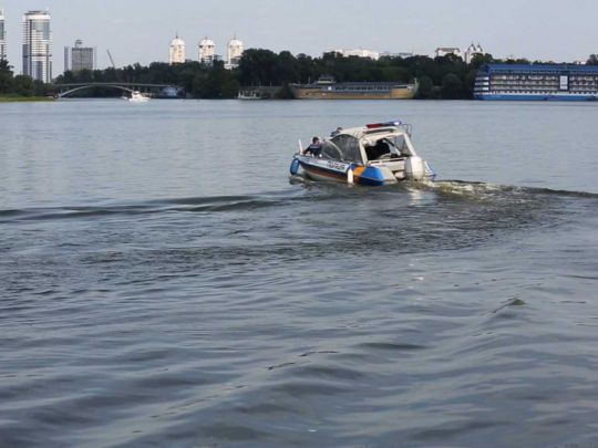 До супергероя не дотягнув: у Києві з Дніпра виловили Бетмена