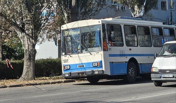 Російський ворог вдарив по Херсону: вбито сержанта поліції, поранено пасажирів тролейбуса