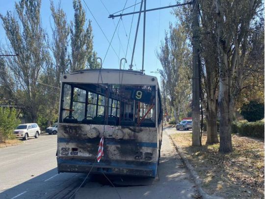 Російський ворог вдарив по Херсону: вбито сержанта поліції, поранено пасажирів тролейбуса
