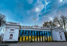 В Одессе со здания городского совета убрали государственные флаги: почему