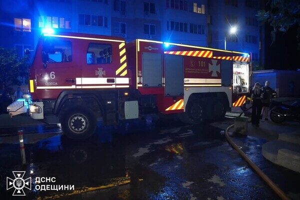 В Одесском районе горел ЖМ "Радужный": эвакуировали людей и спасали собак
