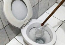 Як за допомогою пластикової пляшки прочистити засмічення в унітазі (відео)