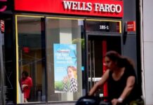 Китай заблокировал выезд банкира Wells Fargo
