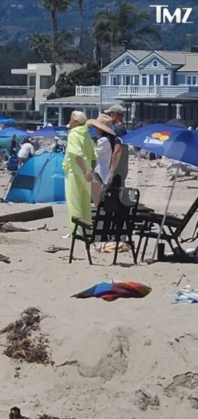 Меган Маркл прийшла в&nbsp;дуже коротких шортах: папараці підловили Сассекських на&nbsp;пляжі в&nbsp;Каліфорнії (фото)