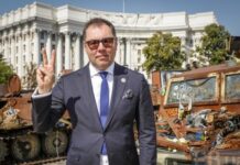 росія не зацікавлена в мирі: дипломат відкидає доцільність територіальних поступок з боку України