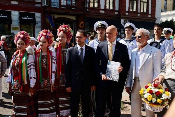В Одессе открыли новое имя на Аллее звезд: почтили художника