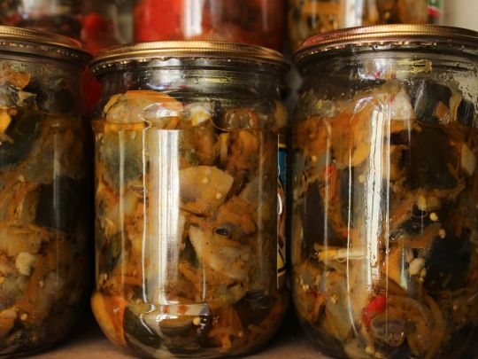 Баклажани з&nbsp;печерицями на&nbsp;зиму: простий та&nbsp;швидкий рецепт від кулінарки Оксани Вознюк