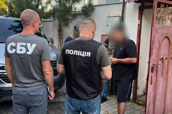 Квартиры умерших и кредиты под фиктивные залоги: в Одессе разоблачили мошенников