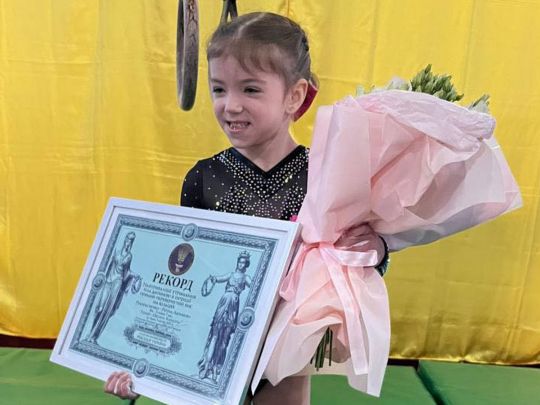 «Цю вправу не всі дорослі можуть виконати»: 5-річна львів’янка встановила свій третій рекорд України