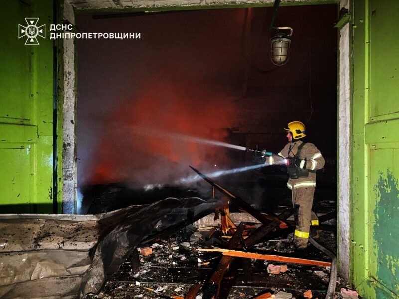 Десятки дронів атакували вночі Дніпро: мешканців міста попередили про загрозу хімічного зараження території (фото, відео)