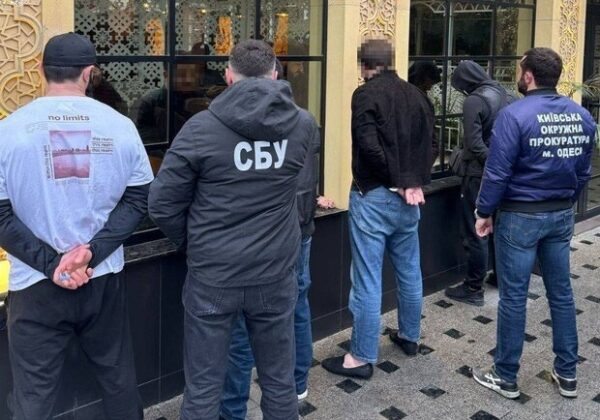 "Выбивали" 20 тысяч долларов несуществующего долга: одесситов будут судить за вымогательство