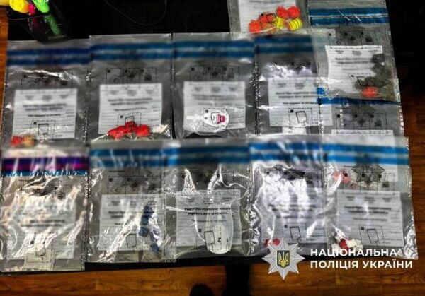 В Одесском районе задержали двух молодых людей, которые распространяли психотропы из-за "закладок"