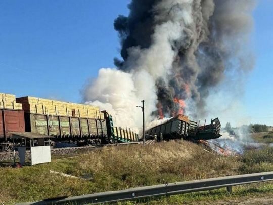Вантажівка проти поїзда: у росії з рейок злетіли вагони з бензином — горять тонни пального (фото, відео)