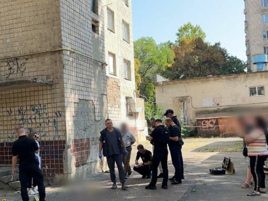В Одесі жінка в п'яному чаді народила дитину і одразу викинула її з шостого поверху (фото, відео)