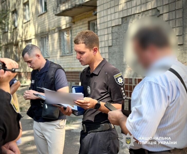 В Одесі жінка в п'яному чаді народила дитину і одразу викинула її з шостого поверху (фото, відео)