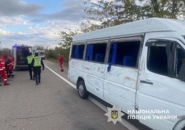 На трассе Киев &ndash; Одесса возле села Хоминка перевернулся микроавтобус: движение затруднено, пострадали люди