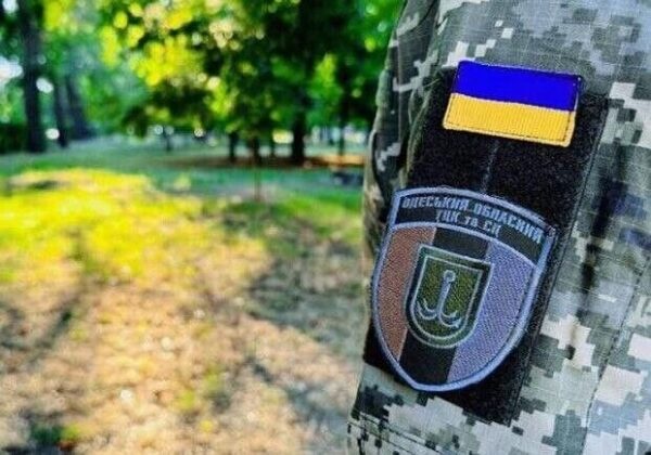 Задержание мужчины в Одессе группой людей в форме: что говорят в ТЦК