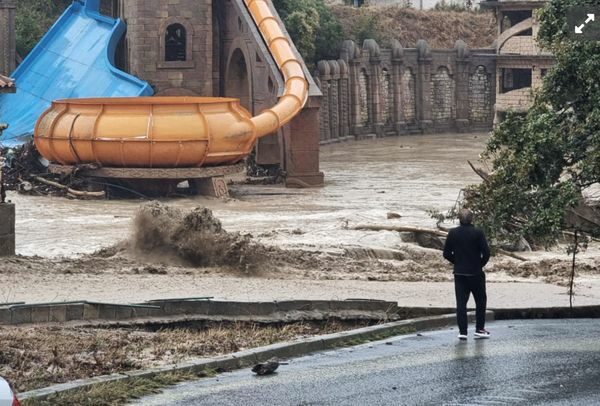 Повінь у&nbsp;Болгарії: зруйновані будівлі, закриті дороги, влада оголосила надзвичайний стан (фото та&nbsp;відео)