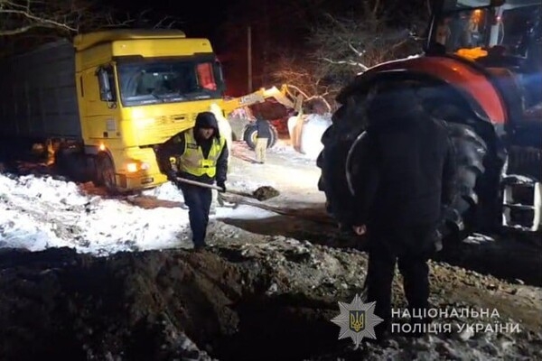 В Одесской области из-за непогоды застряла фура: на помощь пришли полицейские и фермеры