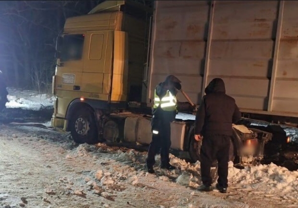 В Одесской области из-за непогоды застряла фура: на помощь пришли полицейские и фермеры