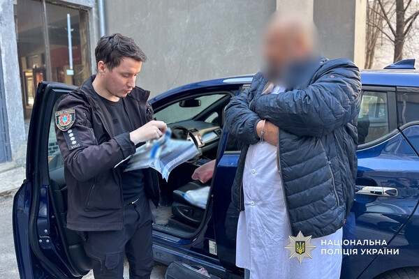 Хотел нажиться на болезни пациента: в Одессе задержали офтальмолога