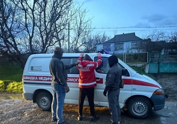 "Маскарад" за рулем скорой и дорогостоящее "путешествие": в Одесской области разоблачили двух дельцов