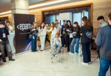 В Одессе студенты показали перчатку-сапера за 30 долларов и приложение для сна во время тревог
