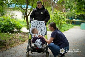 Заряд человечности: одесские правоохранители посетили специализированный дом ребенка