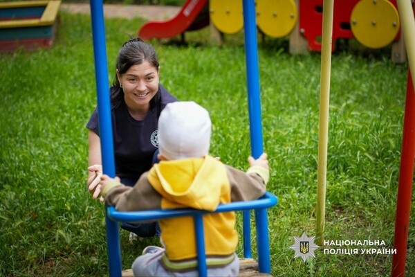 Заряд человечности: одесские правоохранители посетили специализированный дом ребенка