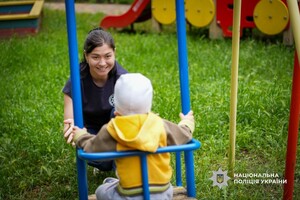 Заряд человечности: одесские правоохранители посетили специализированный дом ребенка