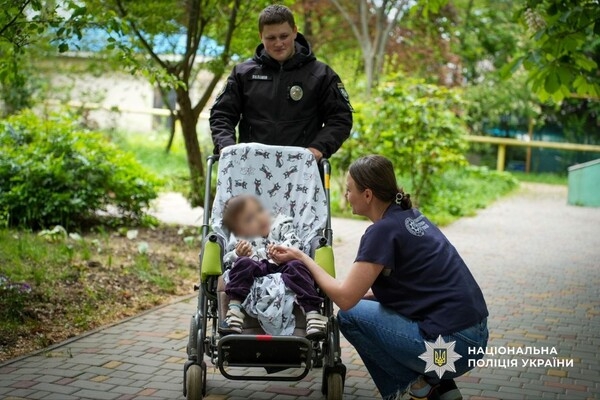 Заряд человечности: одесские правоохранители посетили специализированный дом ребенка