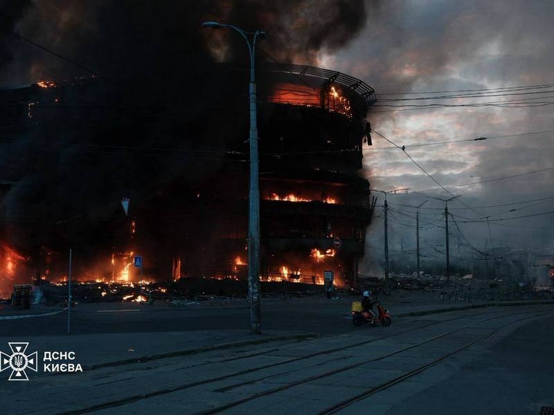 Одна з&nbsp;наймасованіших атак по&nbsp;Києву і&nbsp;області: ТРЦ згоріли вщент, будинки зруйновані, метро пошкоджене, кількість жертв постійно зростає (фото, відео)